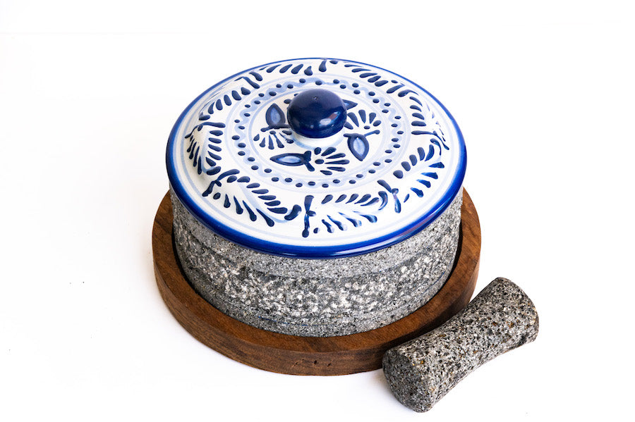 Molcajete Yolia de 20cm/7.8in con base de madera parota y tapa de talavera