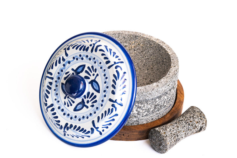 Molcajete Yolia de 20cm/7.8in con base de madera parota y tapa de talavera