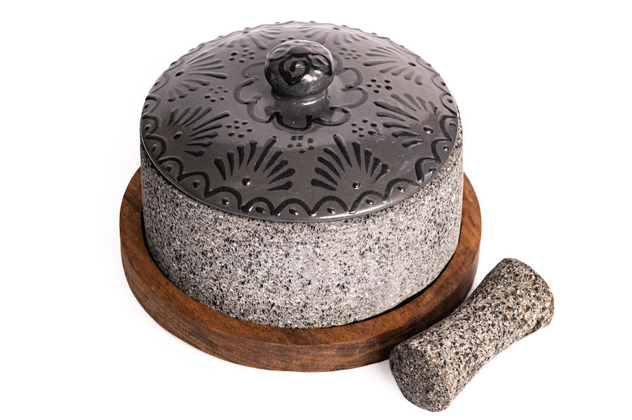 Molcajete Chilmamolli de 20cm/7.8in con tapa de talavera negra y base de madera