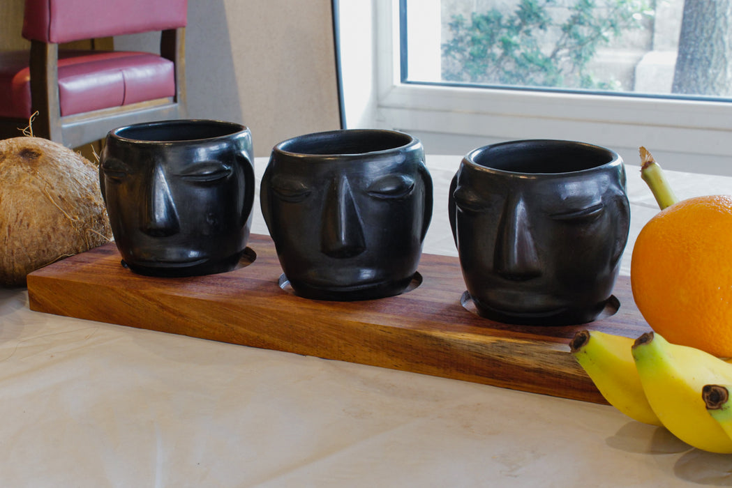 juego de 3 vasos de barro con cara de 250ml (8.4oz) y base de madera parota